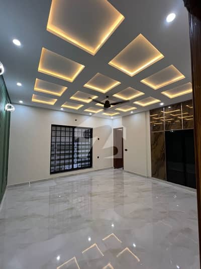 1 KANAL NEW BUILDING FOR SALE MAIN COLLEGE ROAD LAHORE