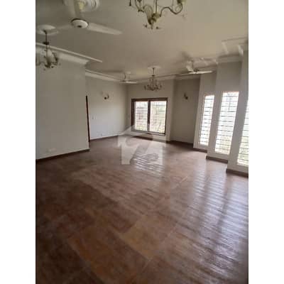 300 YARD BUNGALOW AVAILABLE FOR RENT PHASE 4
