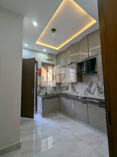 I RENTOUT A 8 MARLA UPPER PORTION IN D-BLOCK BAHRIA ORCHARD LAHORE. 3 BEDROOMS ATTACH BATH TV LOUNGE ONE KITCHEN