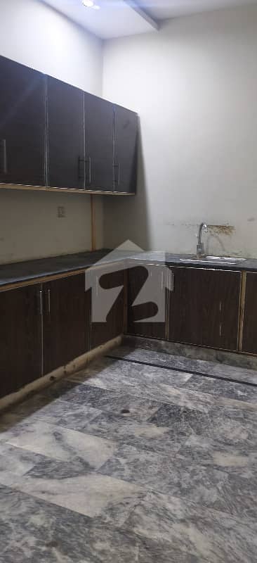 خدا بخش کالونی کینٹ,لاہور میں 2 کمروں کا 5 مرلہ بالائی پورشن 45.0 ہزار میں کرایہ پر دستیاب ہے۔