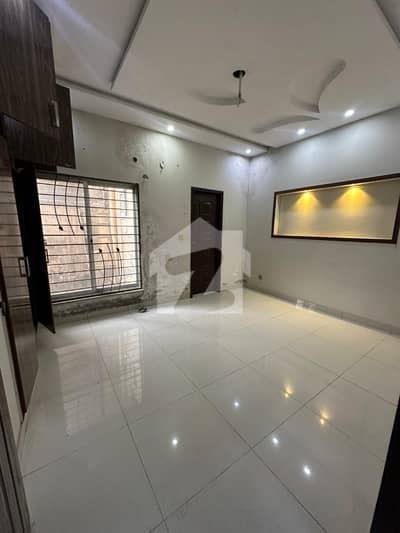 5 MARLA FACING PARK GROUND FLOOR AVAILABLE FOR RENT