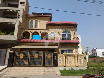 جوبلی ٹاؤن لاہور میں 6 کمروں کا 10 مرلہ مکان 4.25 کروڑ میں برائے فروخت۔