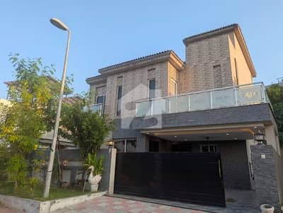 بحریہ ٹاؤن فیز 8 بحریہ ٹاؤن راولپنڈی,راولپنڈی میں 6 کمروں کا 14 مرلہ مکان 3.8 کروڑ میں برائے فروخت۔