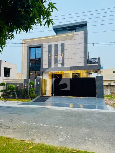10 Marla Ultra Modern House For Sale in Central Park