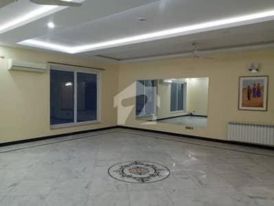 FOR RENT Fully Renovated 2-Bedrooms Open Basement F_7/1