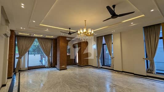 FOR SALE 533 Sqyrd Fully Renovated Triple Storey With LIFT & Registry F_7/1