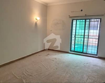 Prime 1 Kanal Upper Portion With Terrace & Garage DHA Phase 1