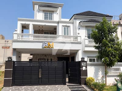 Modern Classical Design | Park Facing 10 Marla House | 40-Ft Wide Road For Sale Modern Classical Design | Park Facing 10 Marla House | 40-Ft Wide Road For Sale