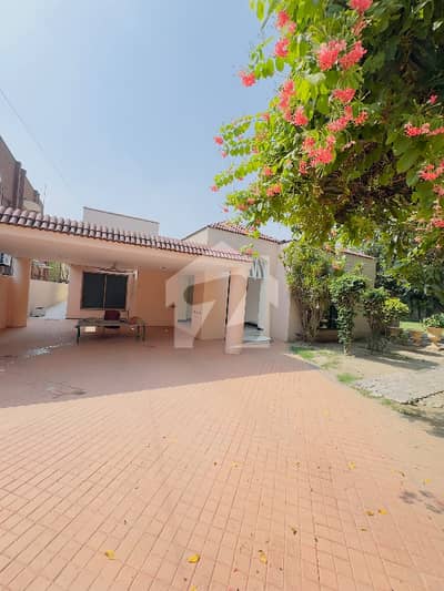 4 Kanal House 5 Beds Duble Unit Very Reasonable Rent Near Market Masjid And Park