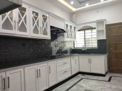 1-kanal Beautiful open Basement with separate Gas Electric Meters and parking