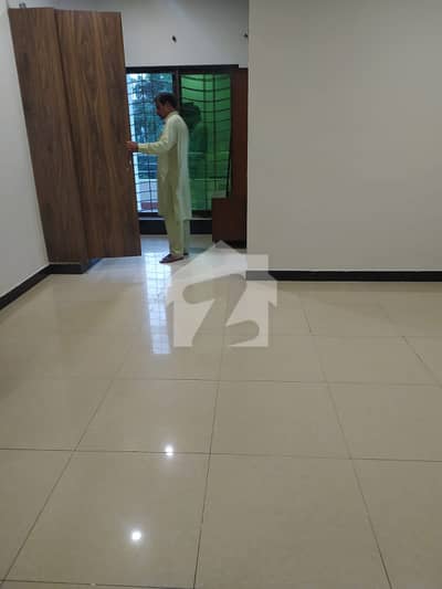 Kanal Upper Portion For Rent in Johar Town A2 Block 3Bed