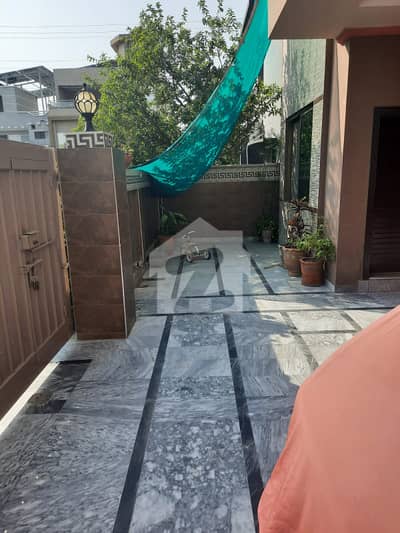 10 MARLA FACING PARK DOUBLE STOREY HOUSE FOR SALE