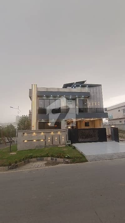 ایم پی سی ایچ ایس - بلاک بی ایم پی سی ایچ ایس ۔ ملٹی گارڈنز,بی ۔ 17,اسلام آباد میں 7 کمروں کا 14 مرلہ مکان 9.0 کروڑ میں برائے فروخت۔