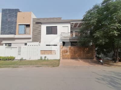 Centrally Located House Available In Wapda Town Phase 2 - Block Q For rent