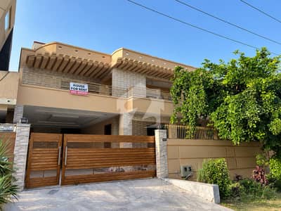1 Kanal Corner House With Basement