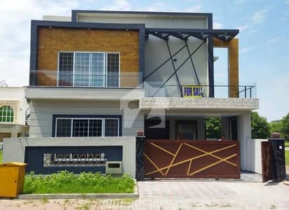 بحریہ ٹاؤن فیز 8 ۔ بلاک ای بحریہ ٹاؤن فیز 8,بحریہ ٹاؤن راولپنڈی,راولپنڈی میں 5 کمروں کا 10 مرلہ مکان 4.2 کروڑ میں برائے فروخت۔