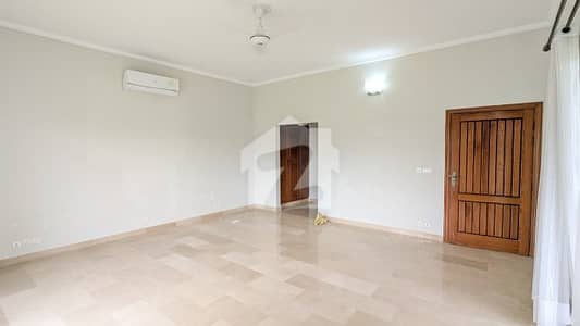 FOR RENT Fully Renovated 6-Bedrooms Triple Storey House F_7/2