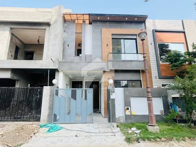 لیک سٹی رائیونڈ روڈ,لاہور میں 4 کمروں کا 5 مرلہ مکان 1.3 لاکھ میں کرایہ پر دستیاب ہے۔