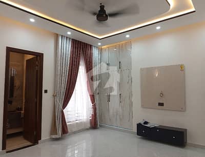 Prime Location House Of 10 Marla Available For rent In Wapda Town