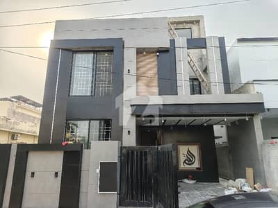 10 MARLA BRAND NEW DESIGNER HOUSE FOR SALE 10 MARLA BRAND NEW DESIGNER HOUSE FOR SALE
