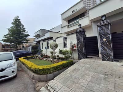 16 MARLA BEAUTIFUL CORNER HOUSE FOR SALE