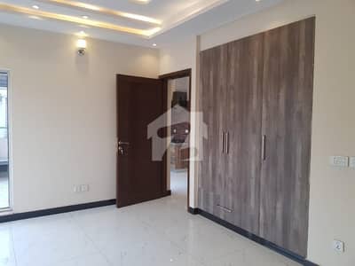 10 MARLA HOUSE WITH FULL BASEMENT FOR RENT ON PRIME LOCATION SURROUNDED BY HOUSES, MOSQUE,PARK AND COMMERCIAL