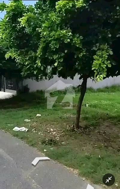 10Marla Top Location Near Park & Commercial Plot Block D Phase 6