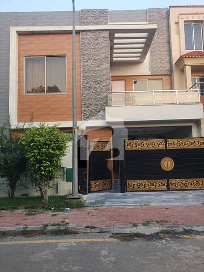 بحریہ آرچرڈ فیز 1 ۔ ایسٹزن بحریہ آرچرڈ فیز 1,بحریہ آرچرڈ,لاہور میں 3 کمروں کا 5 مرلہ مکان 2.25 کروڑ میں برائے فروخت۔