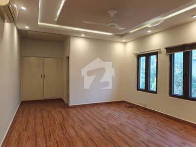 ایف ۔ 10 اسلام آباد میں 5 کمروں کا 1 کنال مکان 5.5 لاکھ میں کرایہ پر دستیاب ہے۔