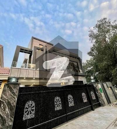 A Well Designed Corner House Is Up For sale In An Ideal Location In Lahore