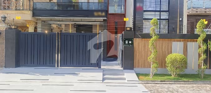 10 Marla Beautiful House Available For Sale