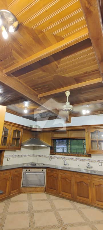 633 Sq. Yd. Spacious & Liveable House For Sale In Prime Location 633 Sq. Yd. Spacious & Liveable House For Sale In Prime Location