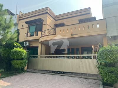 i-8/4.40x80 Upper Portion available for rent ideal location near metro Station