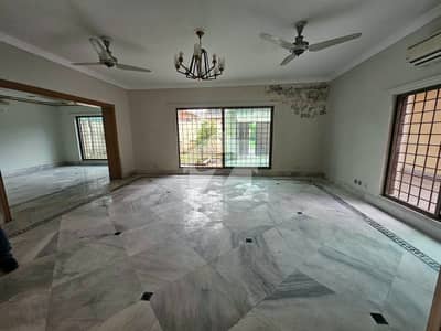 ایف ۔ 7 اسلام آباد میں 6 کمروں کا 1 کنال مکان 9.9 لاکھ میں کرایہ پر دستیاب ہے۔