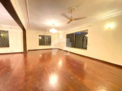 ایف ۔ 8 اسلام آباد میں 5 کمروں کا 1 کنال مکان 38.0 کروڑ میں برائے فروخت۔