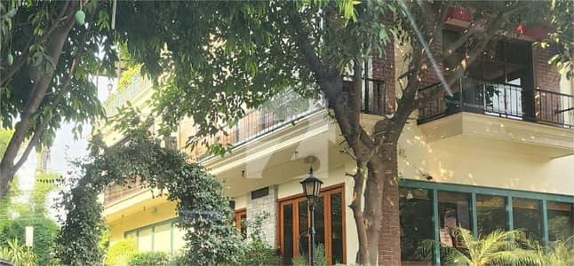 جی ۔ 6 اسلام آباد میں 4 کمروں کا 3 کنال مکان 55.0 کروڑ میں برائے فروخت۔