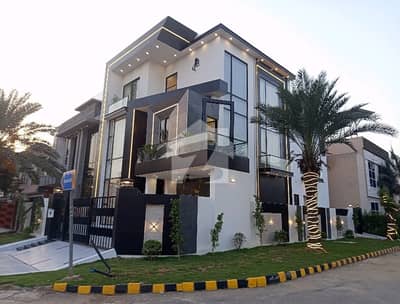 سٹی ہاؤسنگ سوسائٹی گوجرانوالہ میں 6 کمروں کا 10 مرلہ مکان 5.5 کروڑ میں برائے فروخت۔