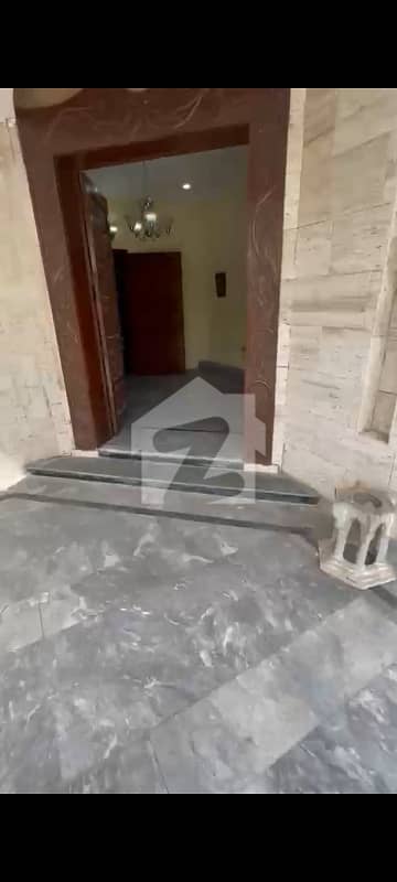 سینٹرل پارک ہاؤسنگ سکیم لاہور میں 5 کمروں کا 1 کنال مکان 1.6 لاکھ میں کرایہ پر دستیاب ہے۔