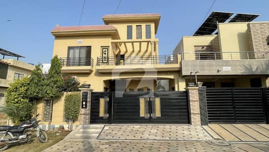 Beautifull 10 Marla House On Prime Location