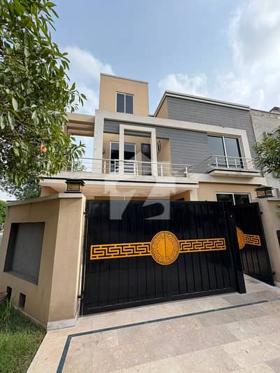 10 Marla Double-Storey House For Rent Prime Locatio 10 Marla Double-Storey House For Rent Prime Locatio