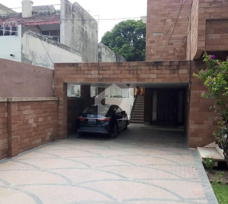 گلبرگ 3 گلبرگ,لاہور میں 7 کمروں کا 1 کنال مکان 13.5 کروڑ میں برائے فروخت۔ گلبرگ 3 گلبرگ,لاہور میں 7 کمروں کا 1 کنال مکان 13.5 کروڑ میں برائے فروخت۔