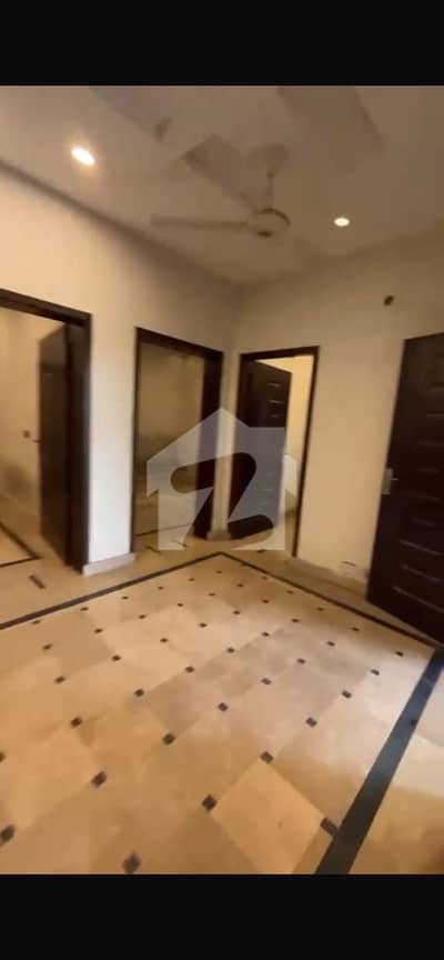 FLAT FOR STUDENTS/BOYS IN EDEN RESIDENCIA COLLEGE ROAD LHR