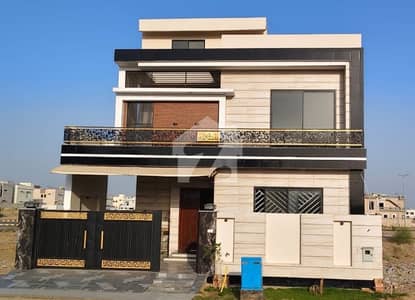 Beautiful New Home, Close to Villa Community