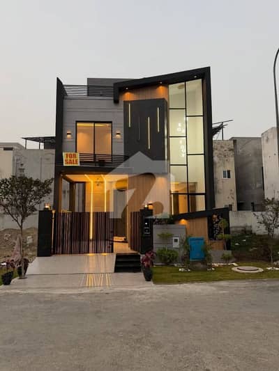 ڈی ایچ اے 9 ٹاؤن ڈیفنس (ڈی ایچ اے),لاہور میں 3 کمروں کا 5 مرلہ مکان 2.82 کروڑ میں برائے فروخت۔