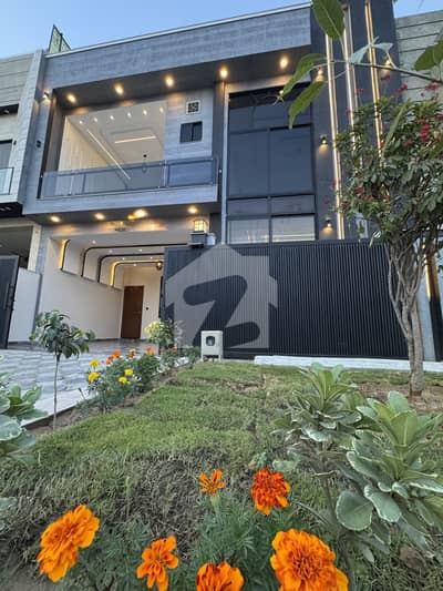 8 Marla 30x60 House For Sale In FMC B17 Main Road 60 Feet 8 Marla 30x60 House For Sale In FMC B17 Main Road 60 Feet