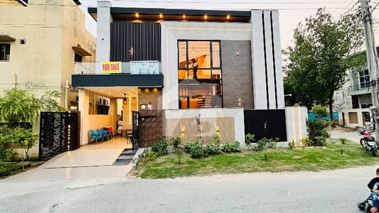 5 MARLA BRAND NEW MODERN HOUSE AVAILABLE FOR SALE IN PRIME LOCATION OF CLOSE TO TARIQ GARDEN