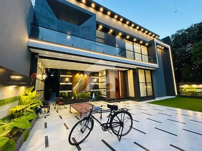 1KANAL ULTRA MODERN BUNGALOW FOR SALE NEAR MARKET MASJID