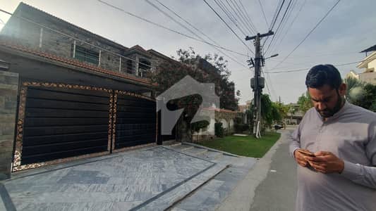 یو ای ٹی ہاؤسنگ سوسائٹی لاہور میں 4 کمروں کا 1 کنال مکان 4.18 کروڑ میں برائے فروخت۔ یو ای ٹی ہاؤسنگ سوسائٹی لاہور میں 4 کمروں کا 1 کنال مکان 4.18 کروڑ میں برائے فروخت۔