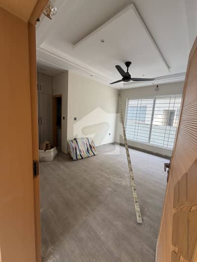 Beautifull trvertine corner kanal house