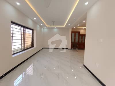 F-8 House For Rent - 5 Bedrooms - 533 Square Yard - Near Main Road